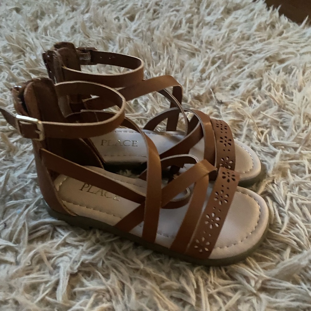 TODDLER GIRL GLADIATOR SANDALS. SIZE 7.